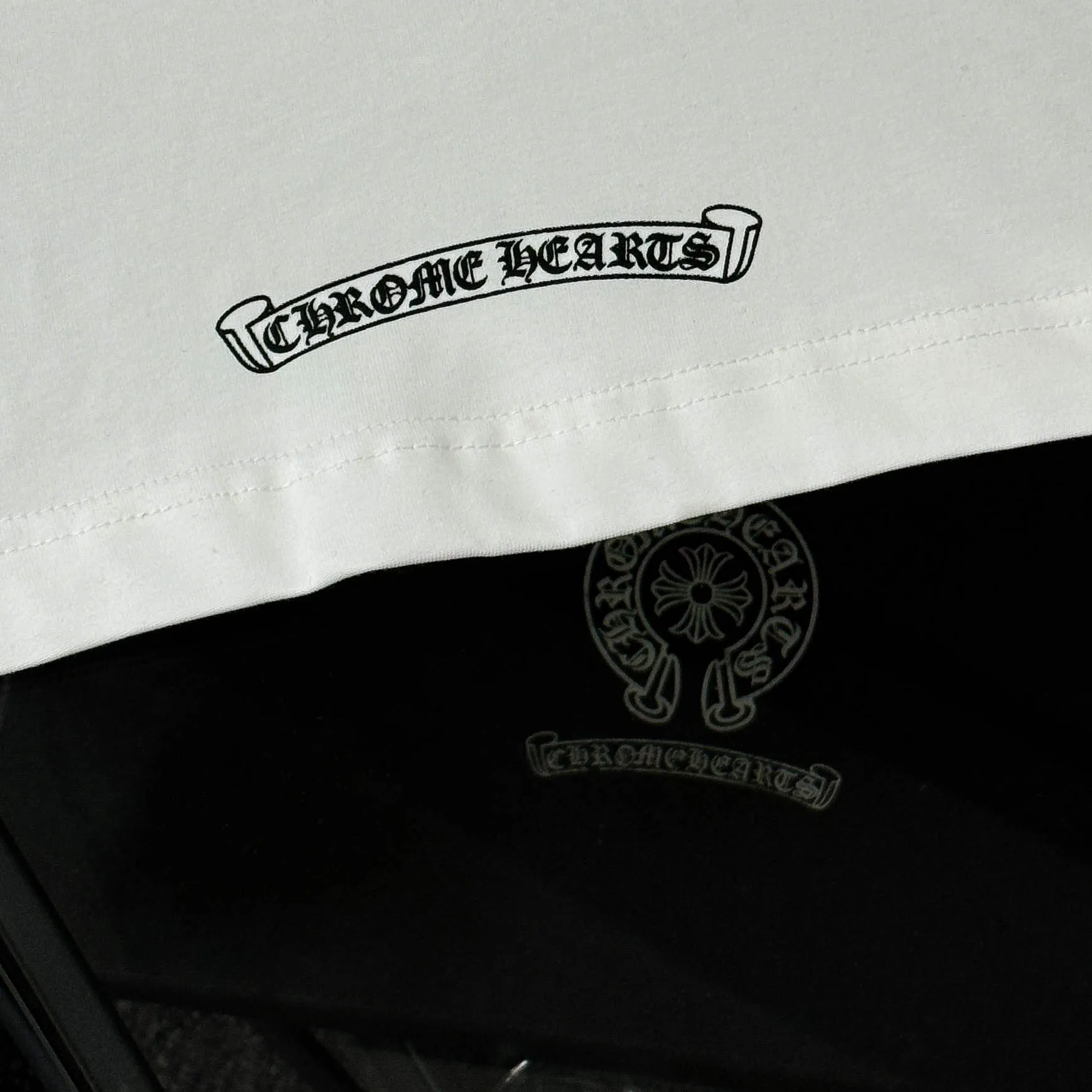 P170 Chrome Hearts Chrome Hearts 25 high-end versions. The fabric is made of 300 grams of high-density pure cotton. It does not deform or shrink. It has three labels. It is the same style for men and women. Technology: Digital printing. Color: White. Black. SIZE: S-XL.